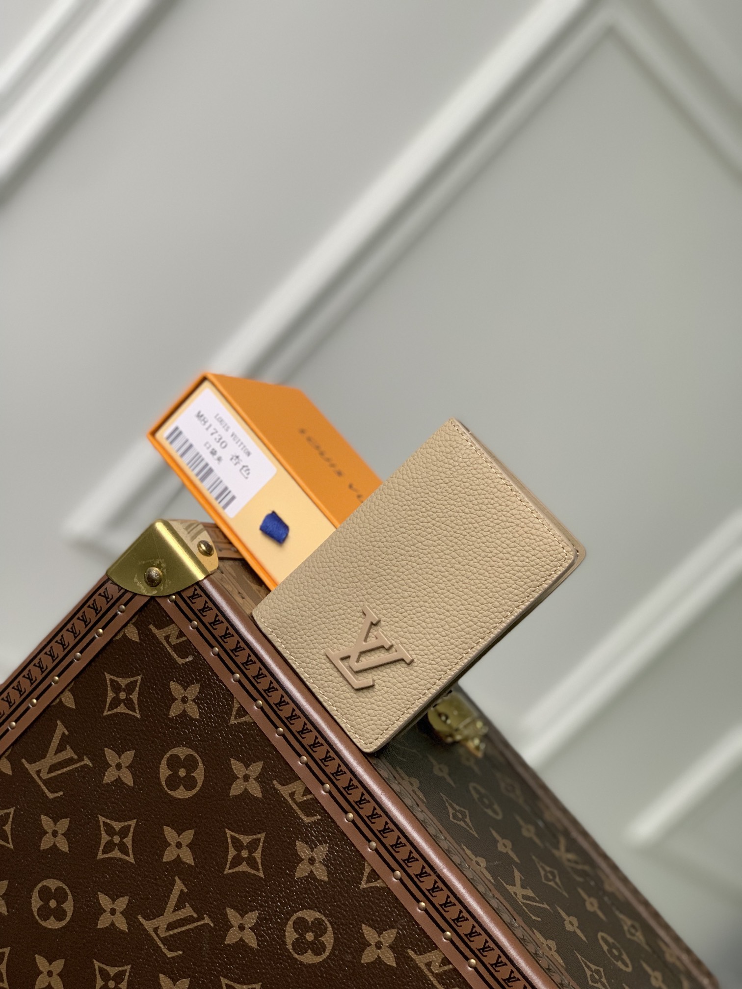 l0*is V*t0n aerogram wallet-8 x 11 x 1cm