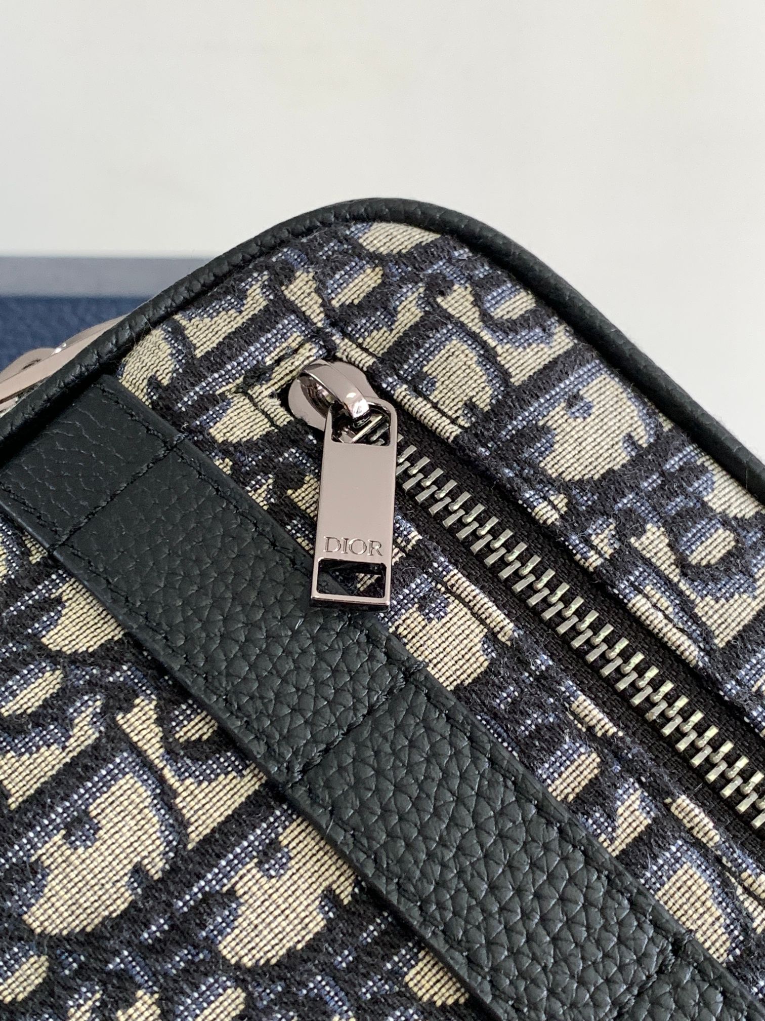 D*or safari messenger bag-26 x 17 x 7cm