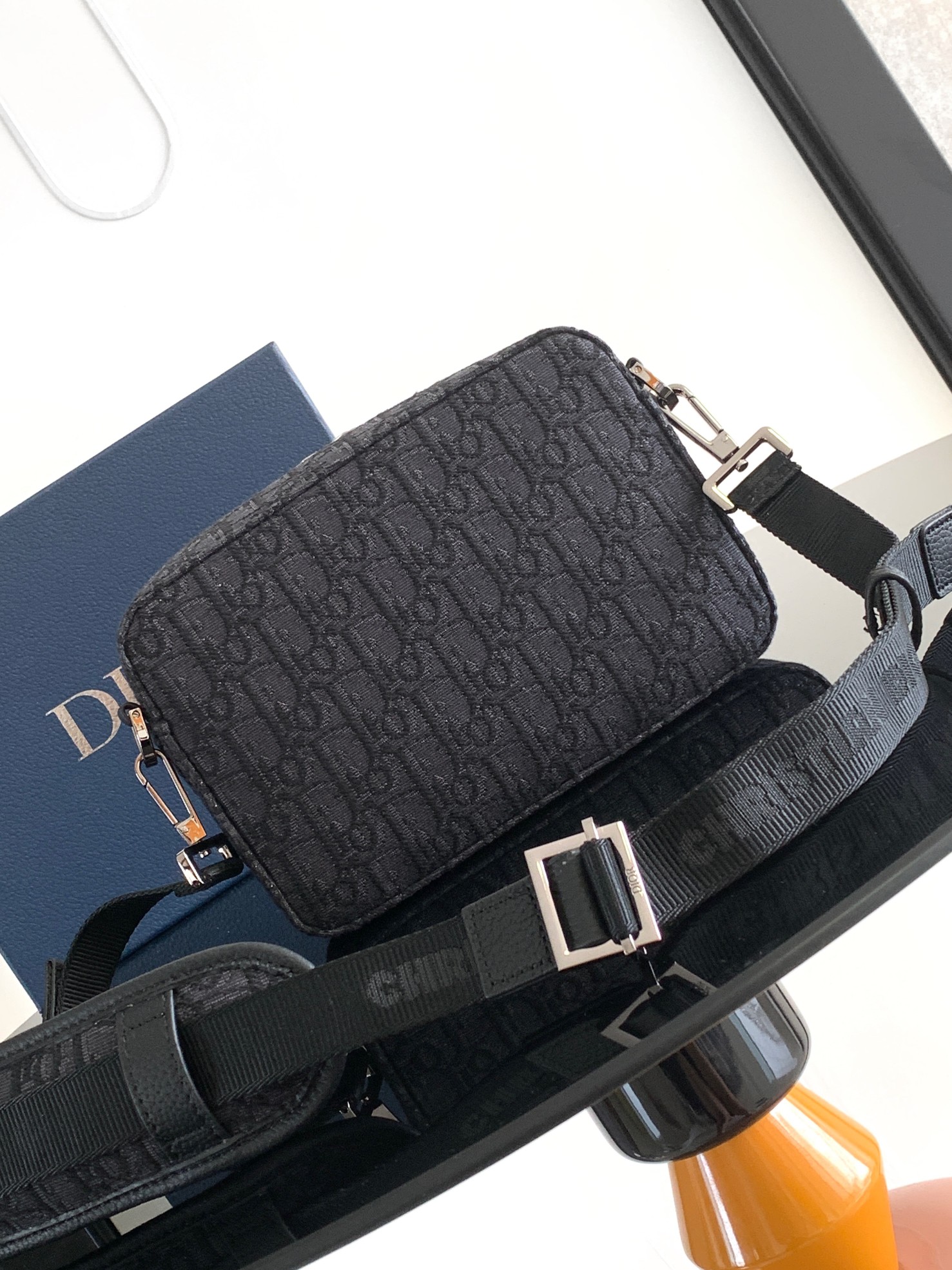 D*or safari messenger bag-22 x 15 x 6cm
