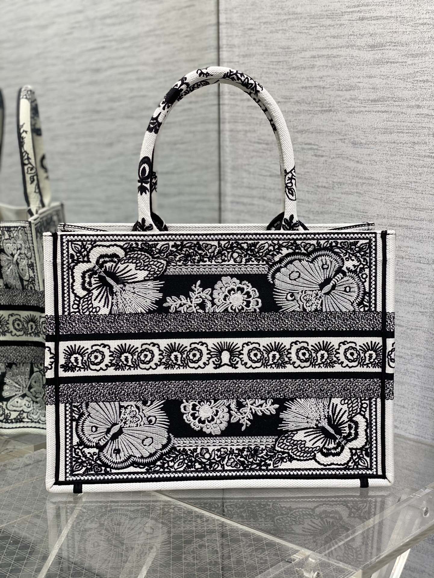 D*or small book tote-36.5cm