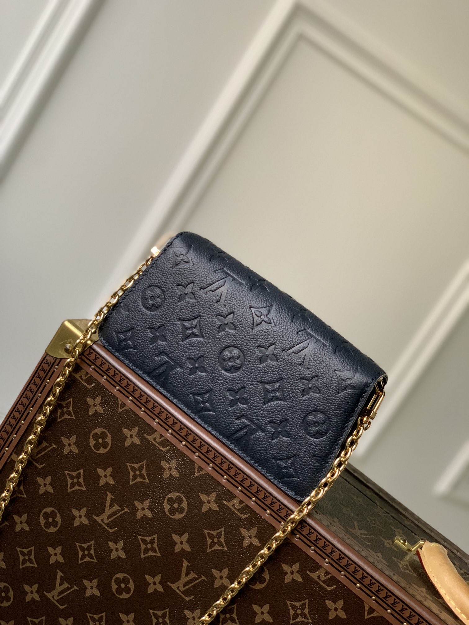 l0*is V*t0n wallet on chain-22 x 15 x 5.5cm