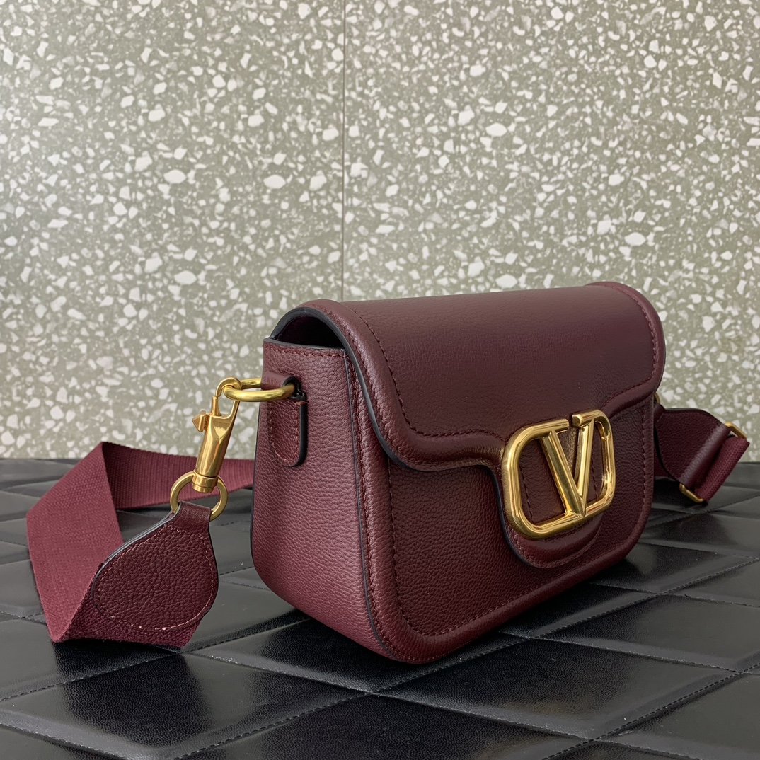 Va1e*ntin0 garavani allnite bag-23.5✖️18✖️8cm