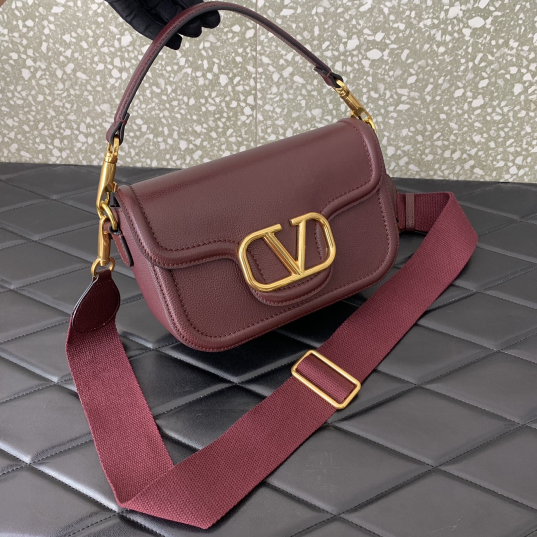 Va1e*ntin0 garavani allnite bag-23.5✖️18✖️8cm