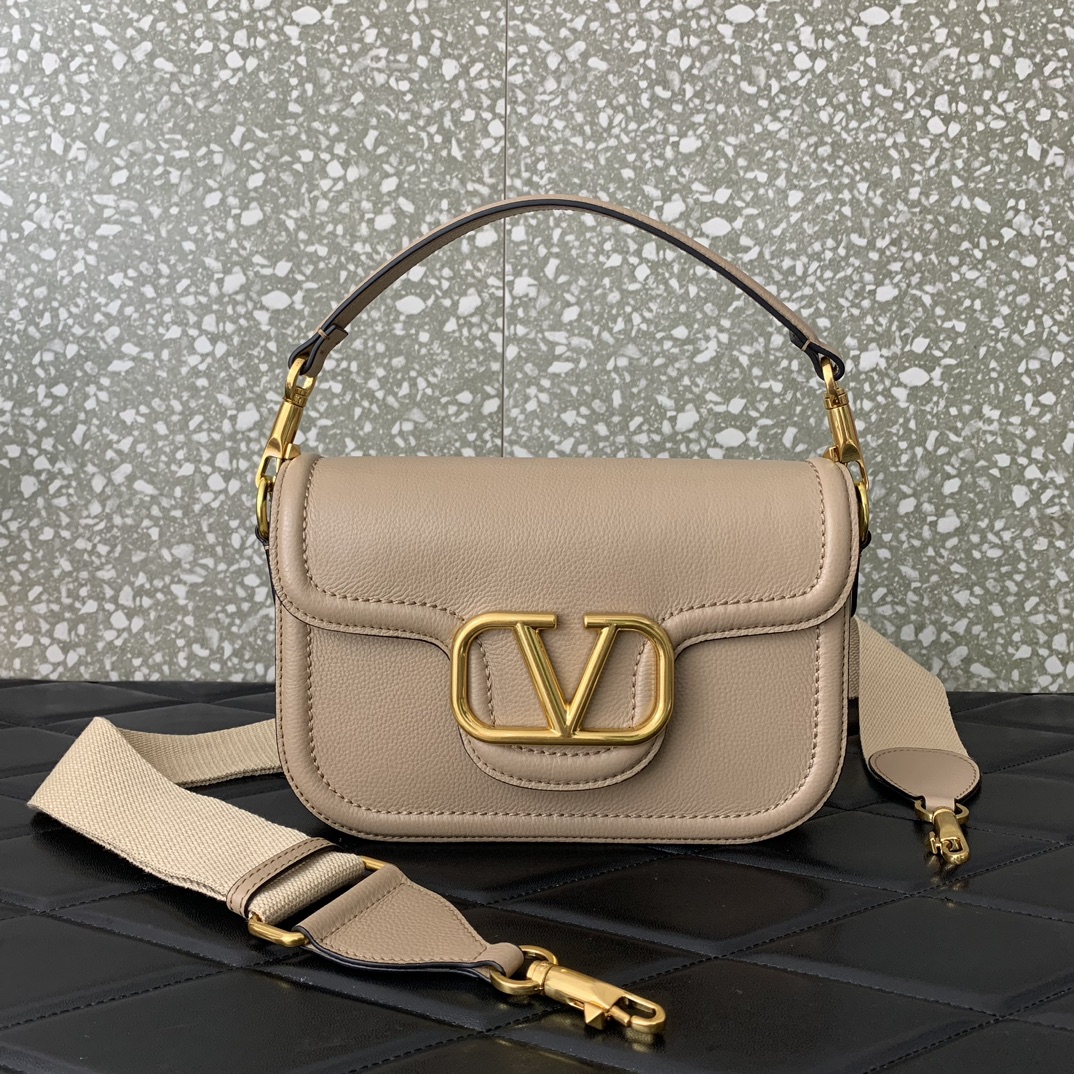 Va1e*ntin0 garavani allnite bag-23.5✖️18✖️8cm
