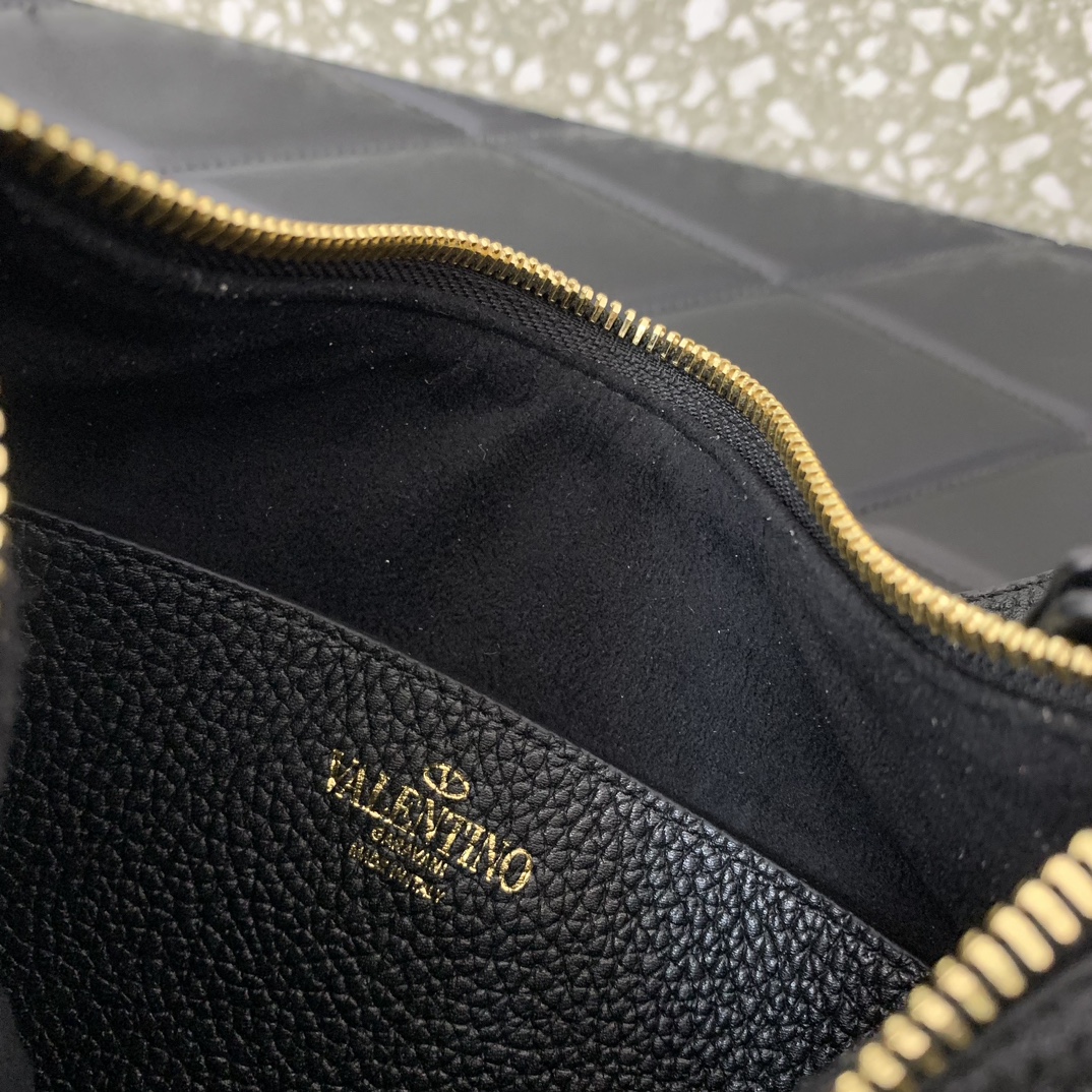 Va1e*ntin0 garavani rockstud hobo bag-6✖️4✖️16cm