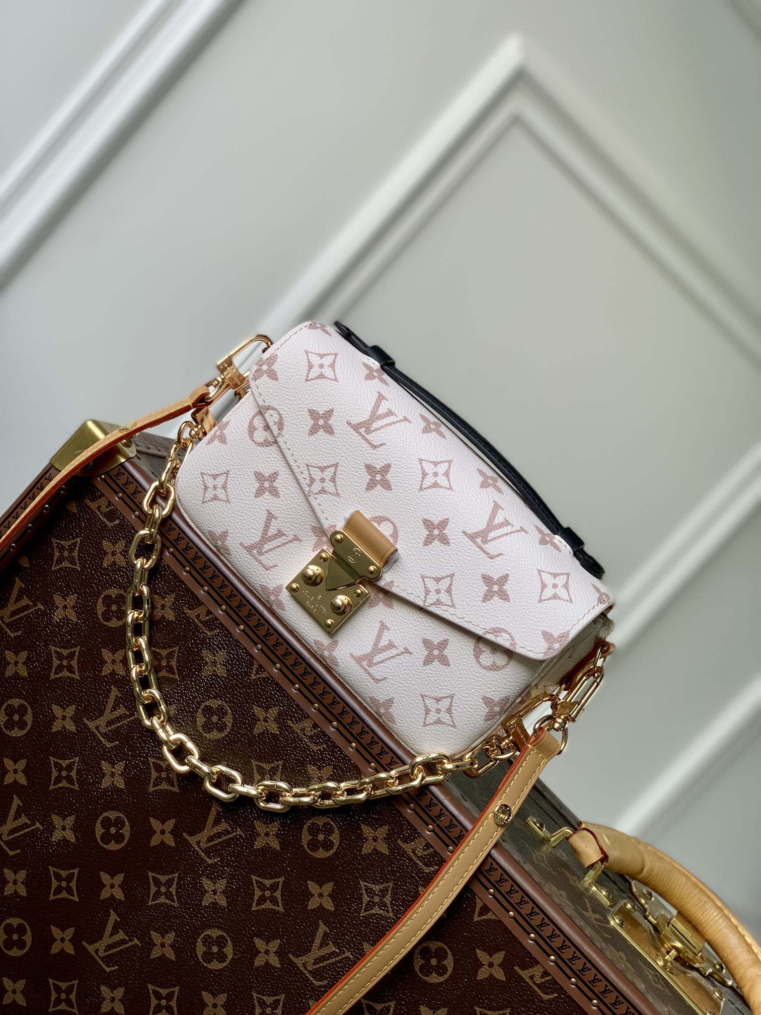 l0*is V*t0n wallet on chain ivy-23.5 x 12.0 x 4.3 cm