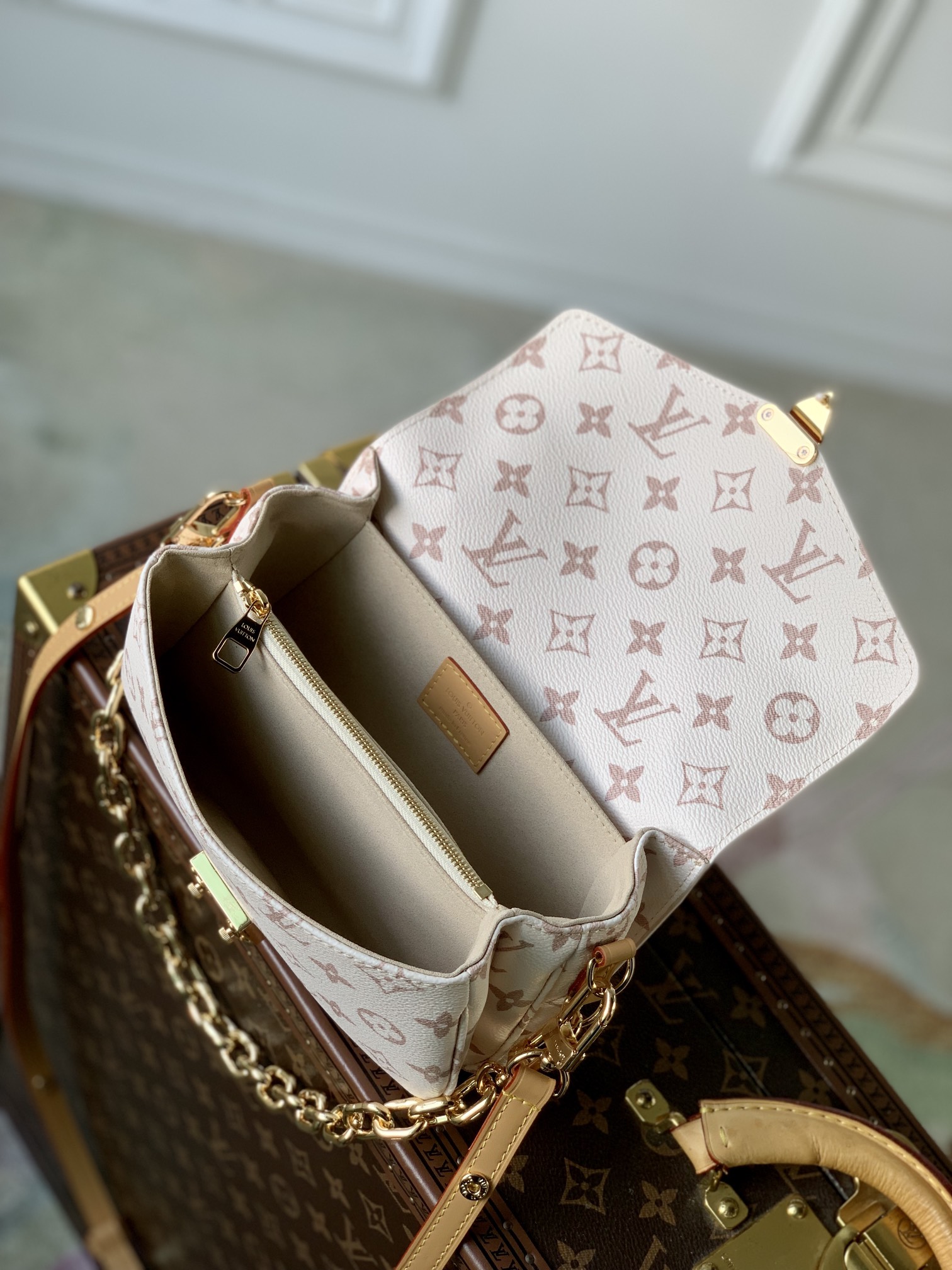 l0*is V*t0n wallet on chain ivy-23.5 x 12.0 x 4.3 cm