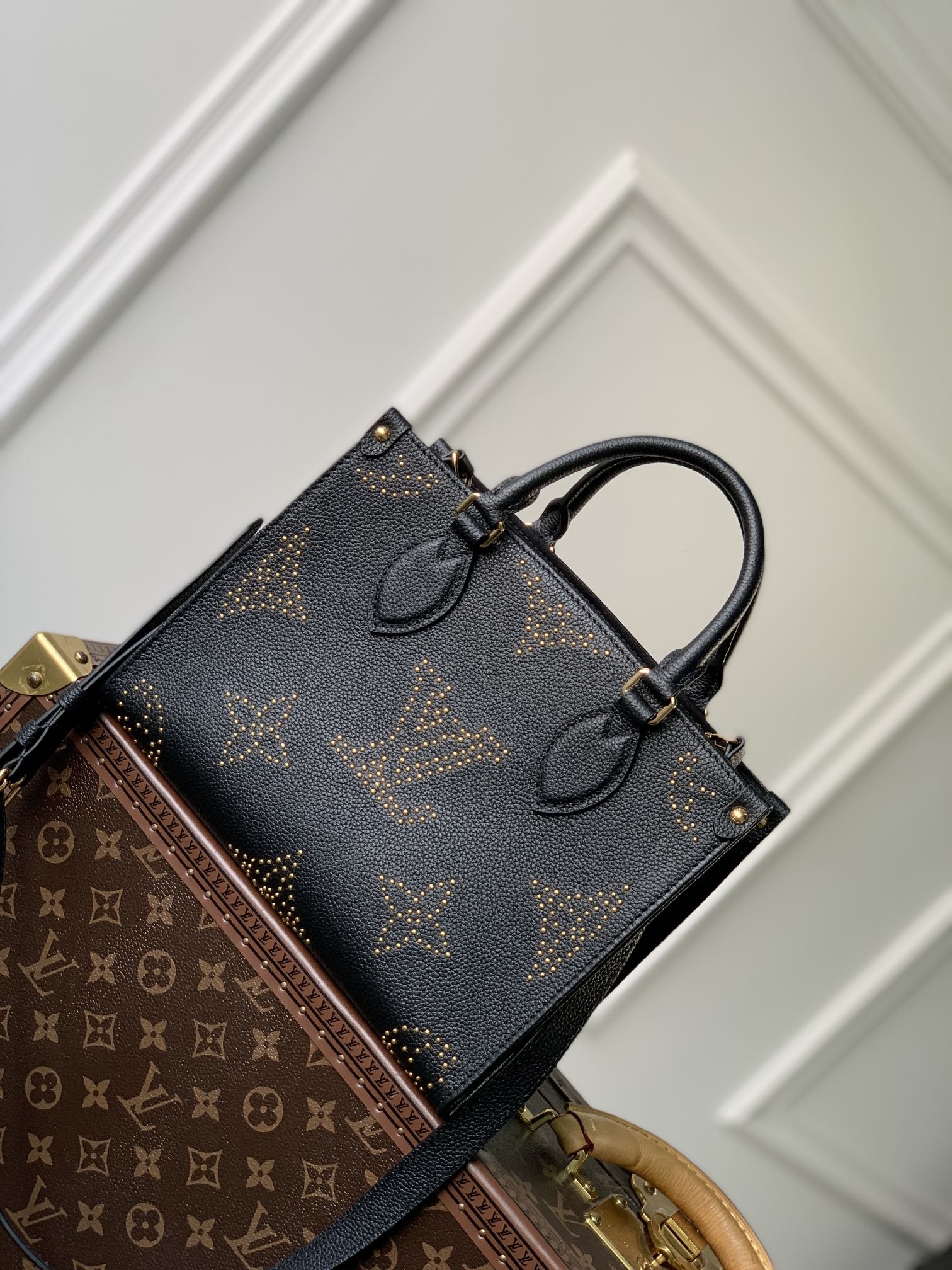 l0*is V*t0n onthego handbag-25*19*11.5 cm