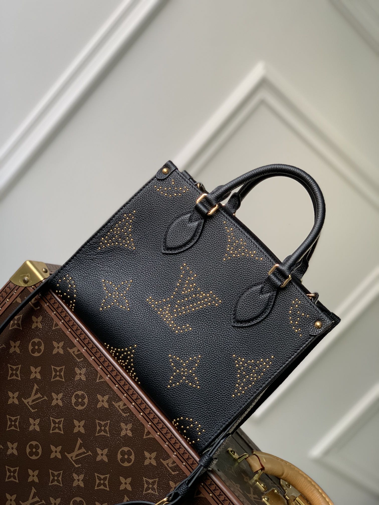 l0*is V*t0n onthego handbag-25*19*11.5 cm