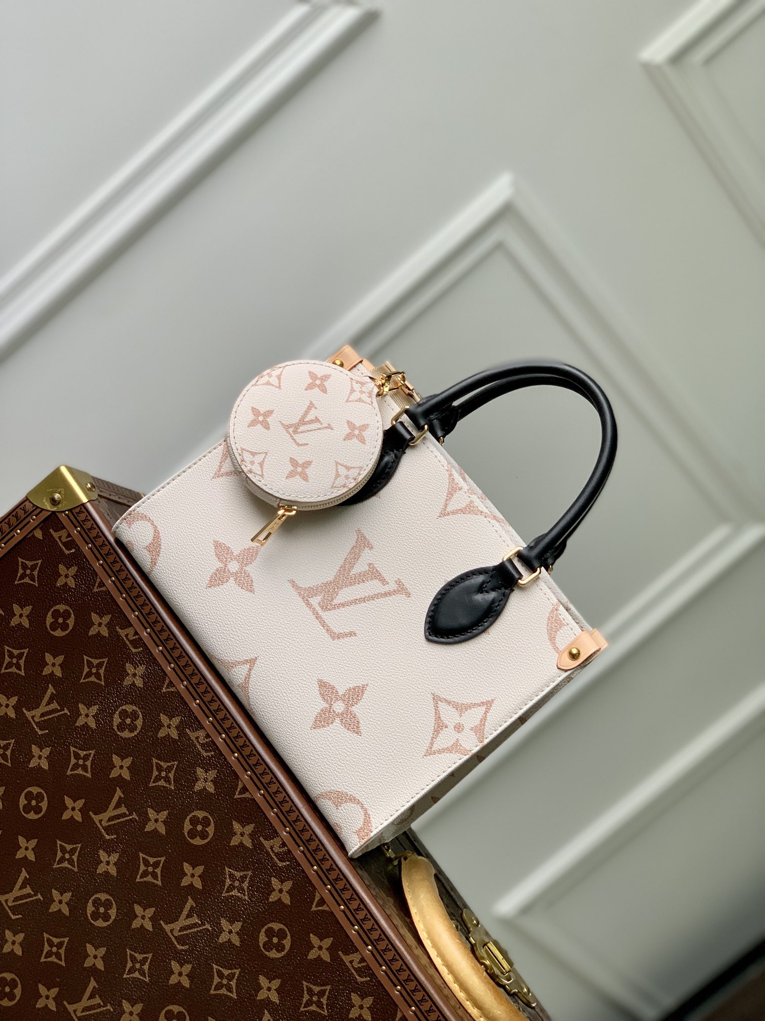 l0*is V*t0n onthego handbag-25*19*11.5 cm