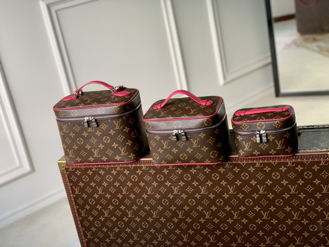 l0*is V*t0n nice cosmetic bag