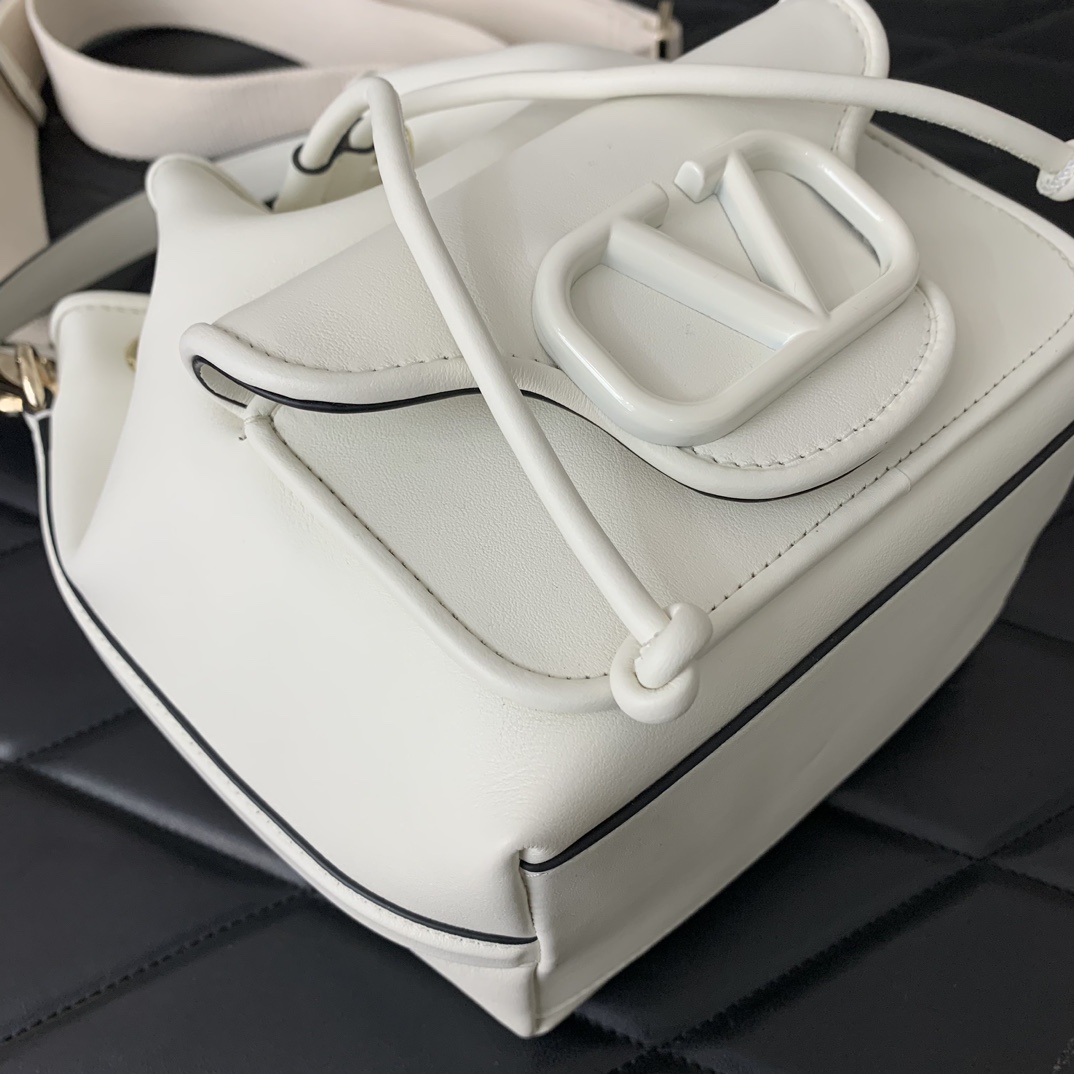 Va1e*ntin0 alentino garavani loco bag-16*19*11cm