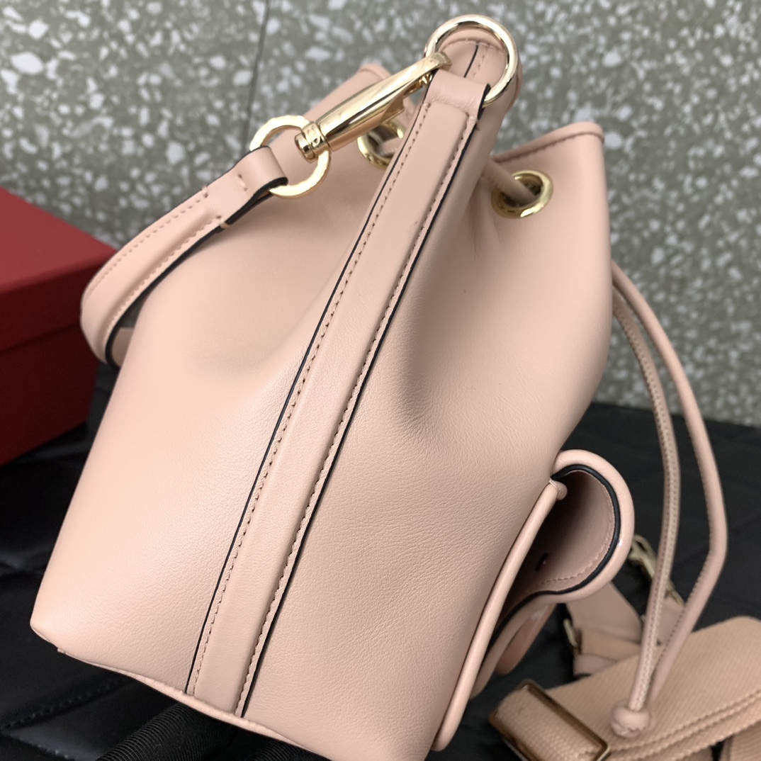 Va1e*ntin0 alentino garavani loco bag-16*19*11cm