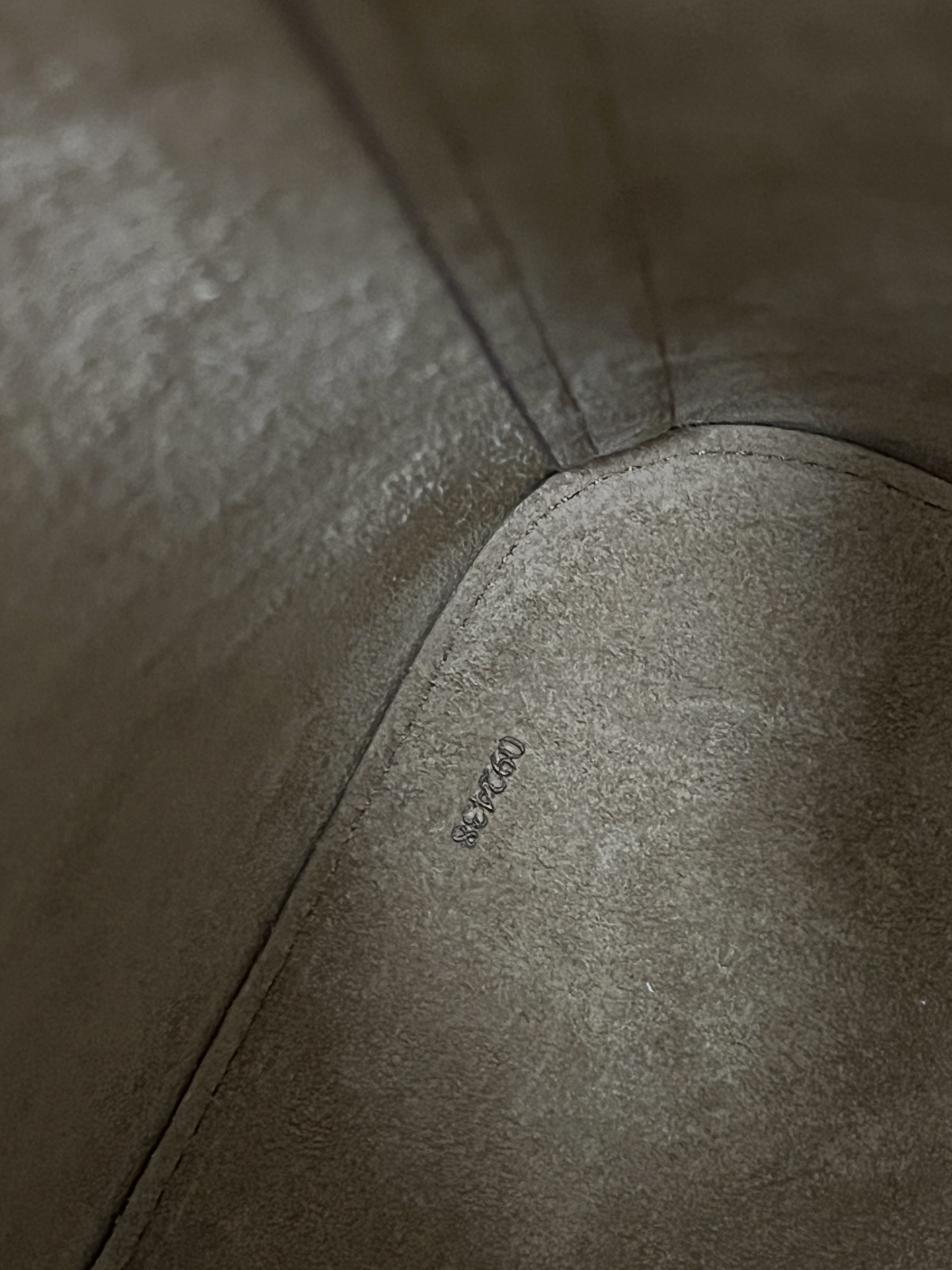 L0ew* pebble bucket bag-28*24*23cm