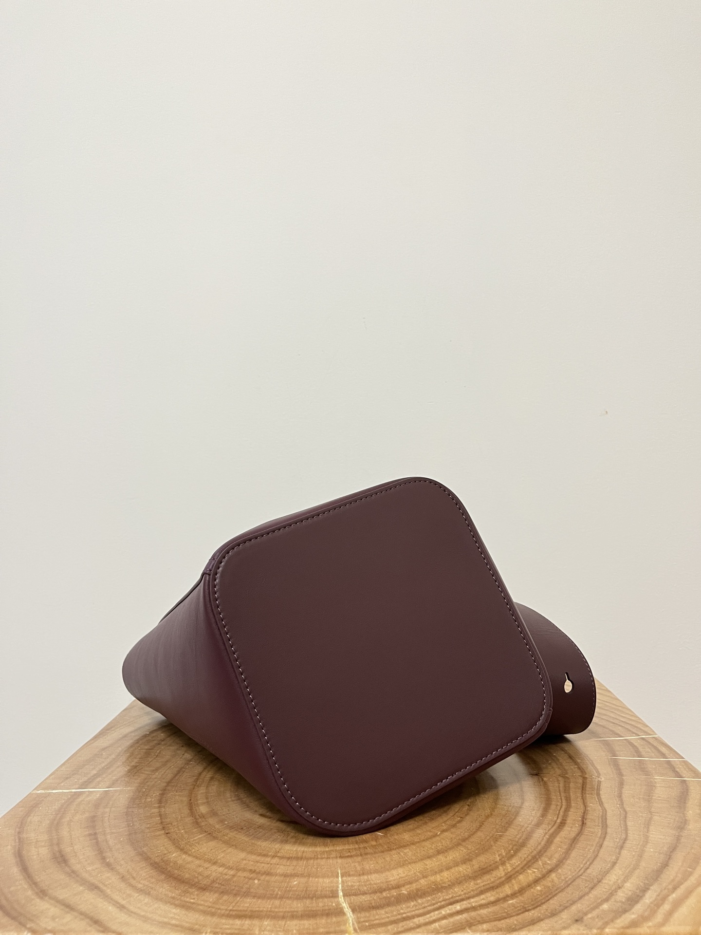 L0ew* pebble bucket bag-28*24*23cm