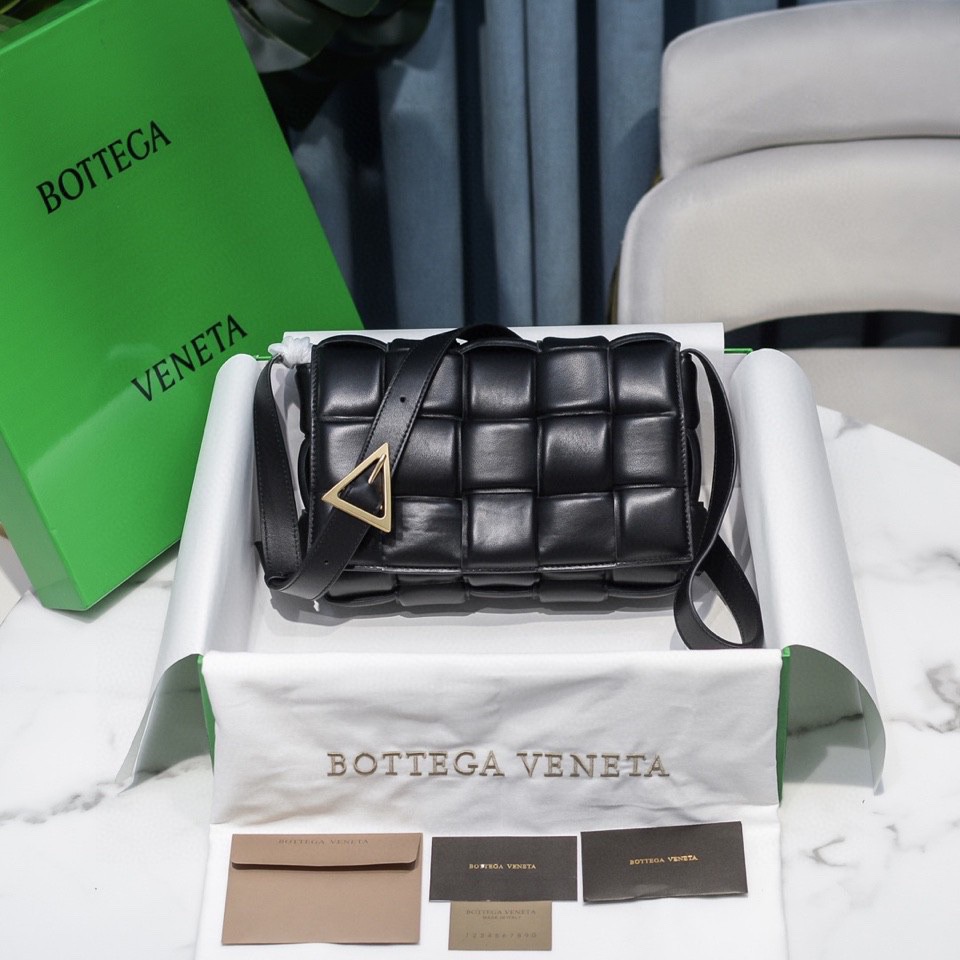 b0tte*a Ven*ta padded cassette bag-26*18*8cm