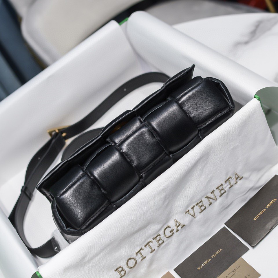 b0tte*a Ven*ta padded cassette bag-26*18*8cm