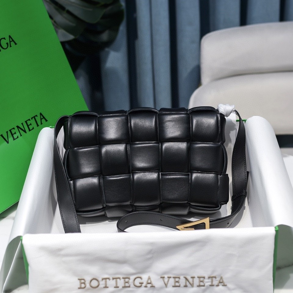 b0tte*a Ven*ta padded cassette bag-26*18*8cm