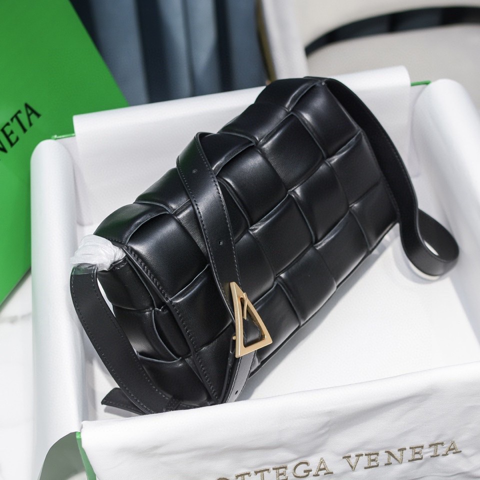 b0tte*a Ven*ta padded cassette bag-26*18*8cm