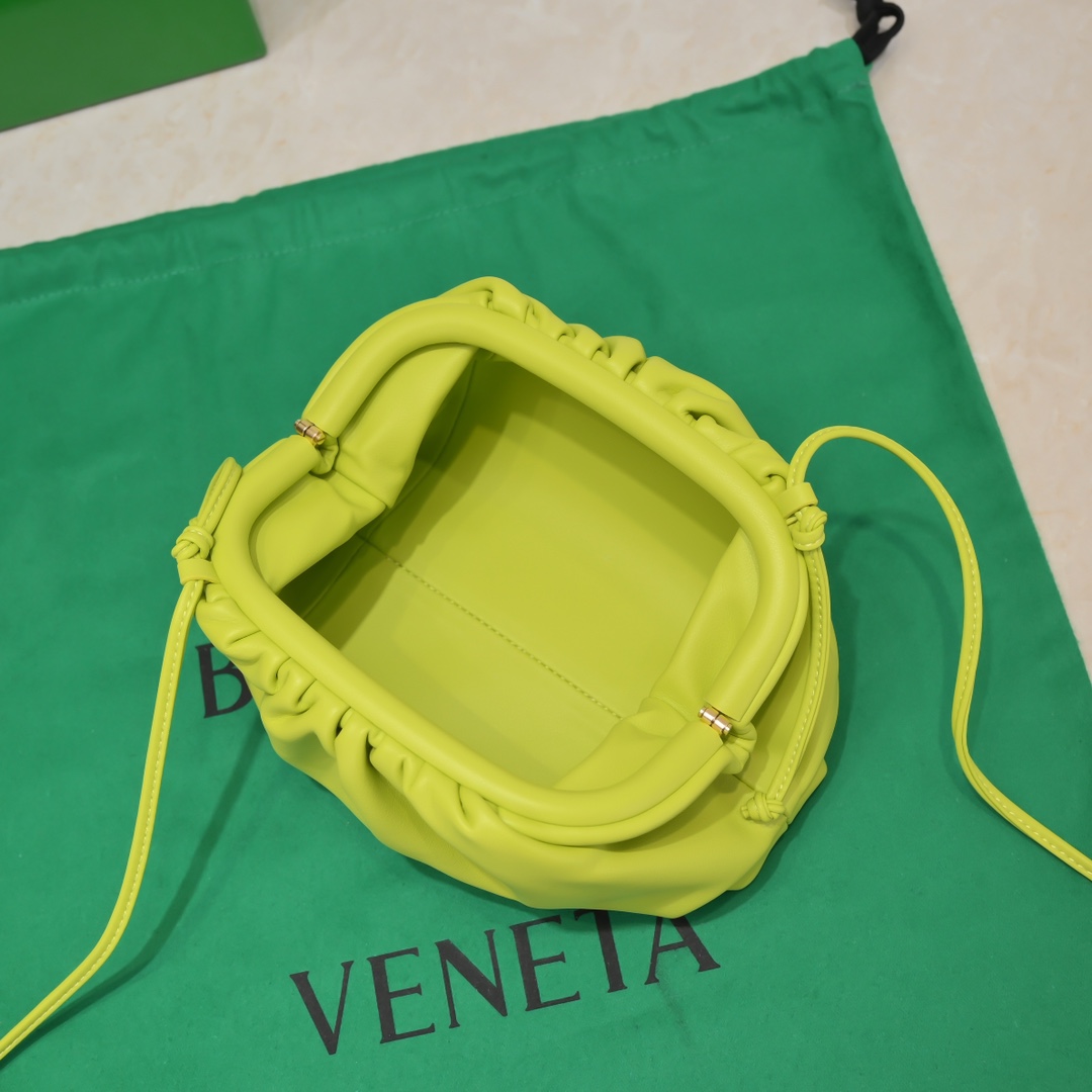 b0tte*a Ven*ta the pouch bag-22*9cm