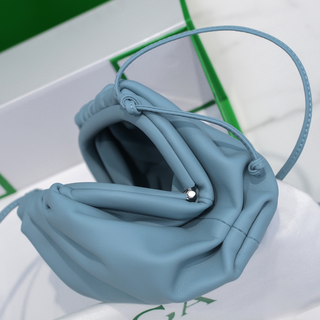 b0tte*a Ven*ta the pouch bag-22*9cm