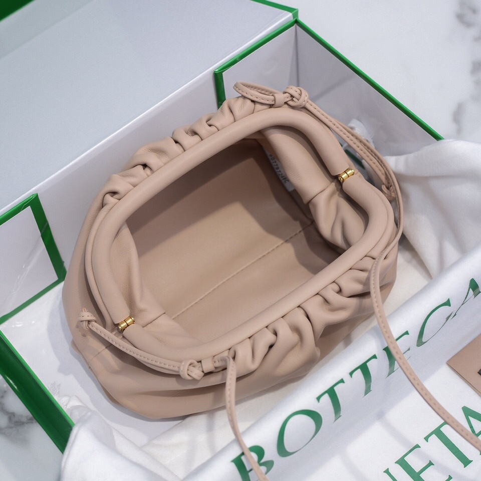 b0tte*a Ven*ta the pouch bag-22*9cm