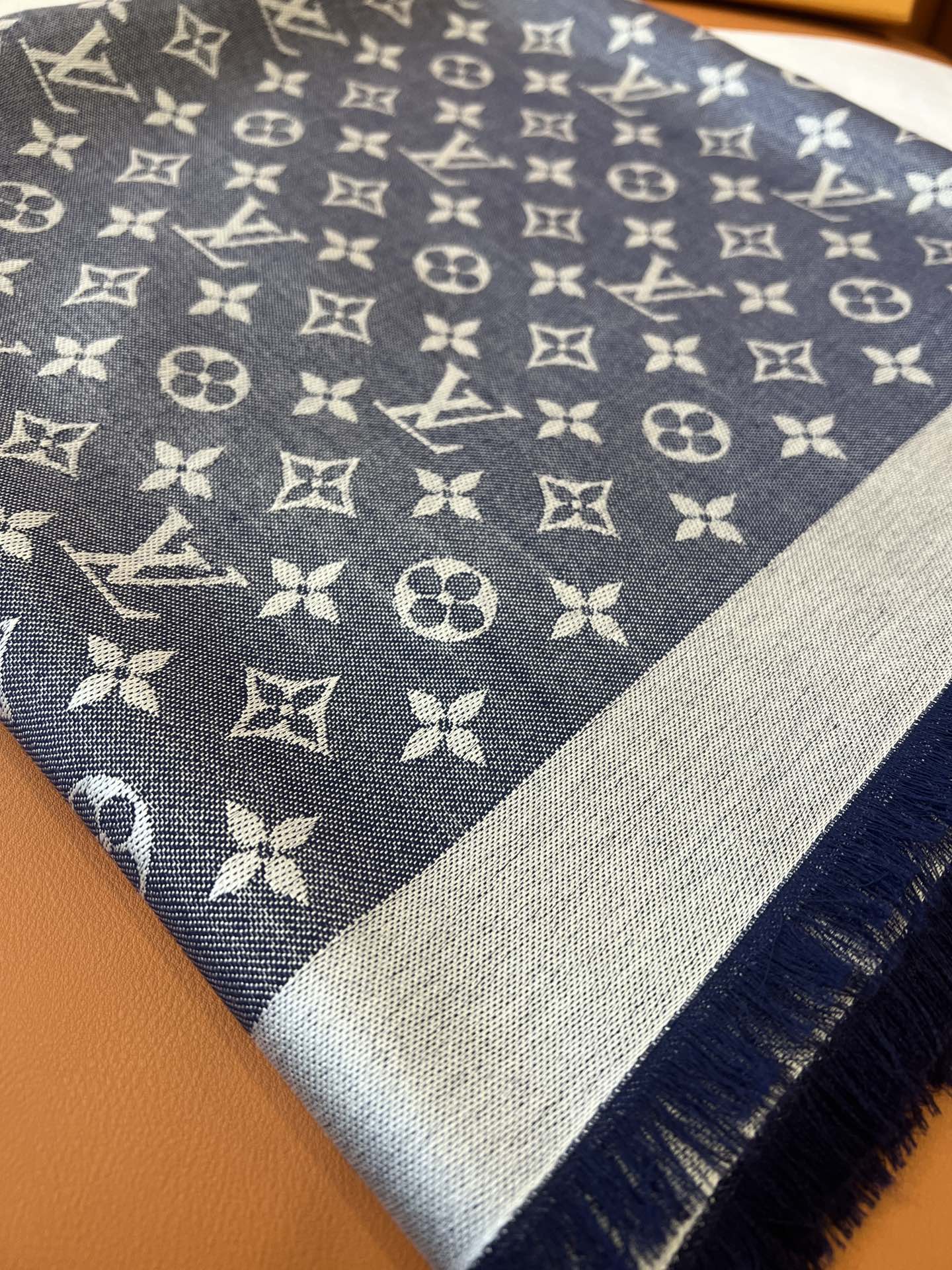 l0*is V*t0n scarf