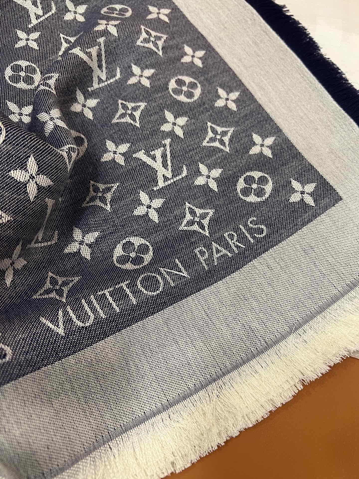 l0*is V*t0n scarf