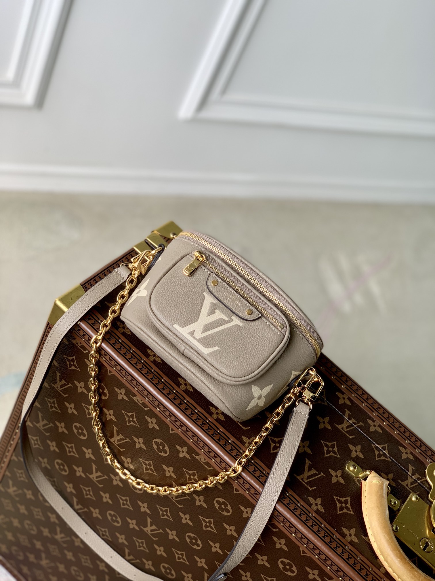 l0*is V*t0n mini bumbag-17 x 12 x 9.5cm