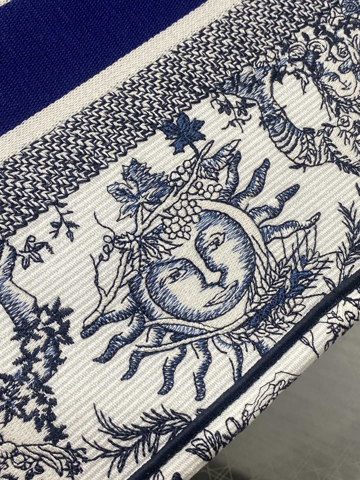 D*or small book tote-36.5cm