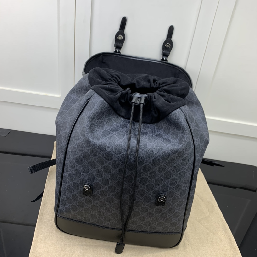 G*u*i backpack-26*43*18cm