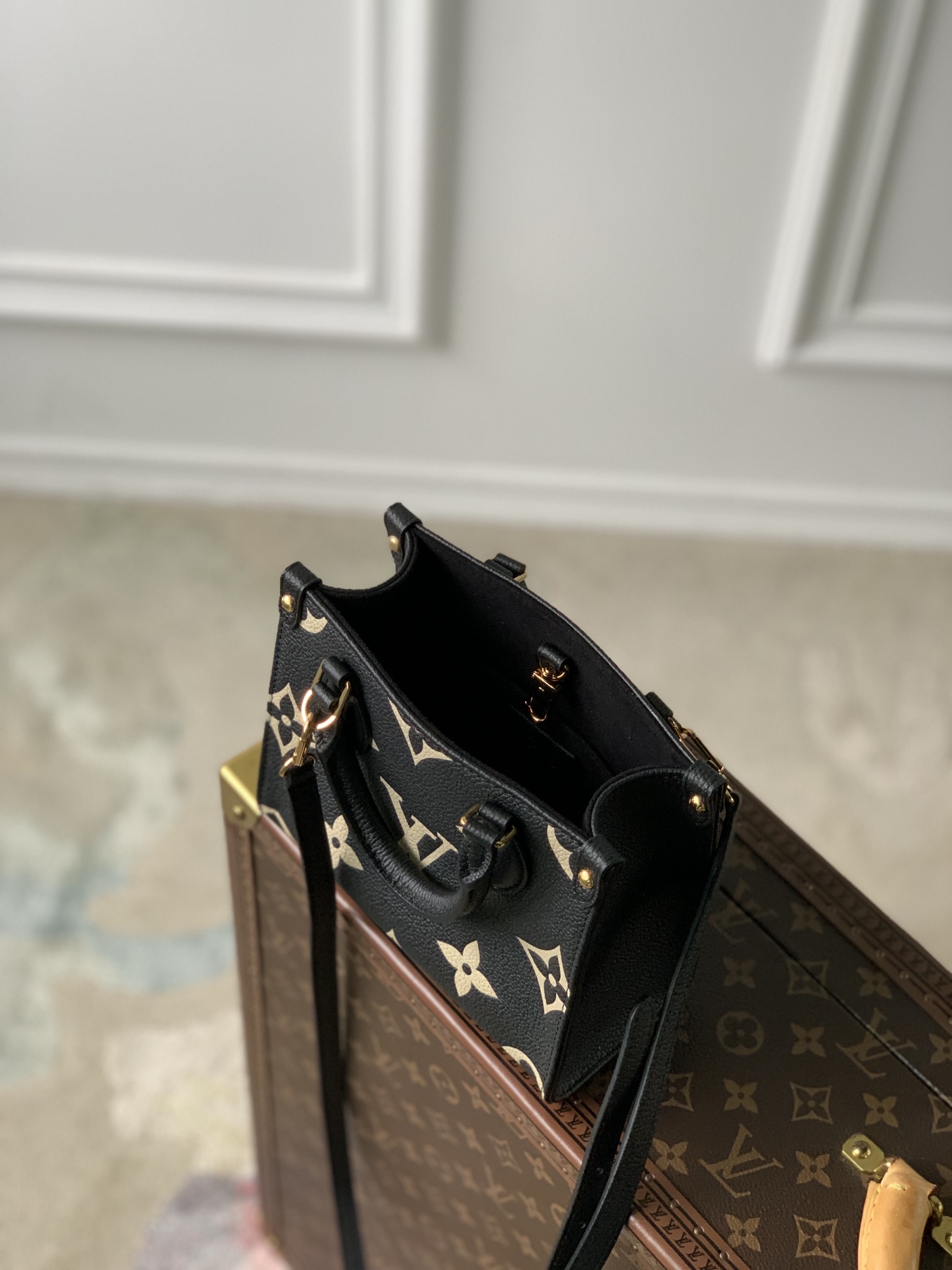 l0*is V*t0n onthego bb handbag-18*15*8.5cm