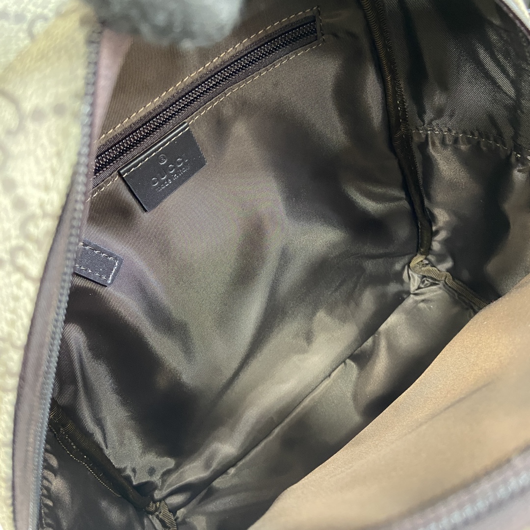 G*u*i backpack-32*25*11cm