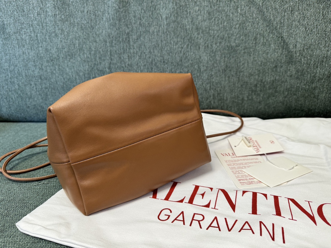 Va1e*ntin0 garavani vlogo pouf bag-23x19x14cm
