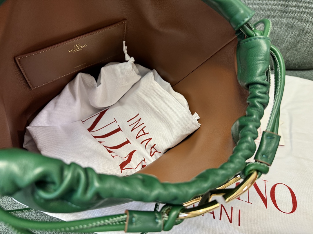 Va1e*ntin0 garavani vlogo pouf bag-23x19x14cm