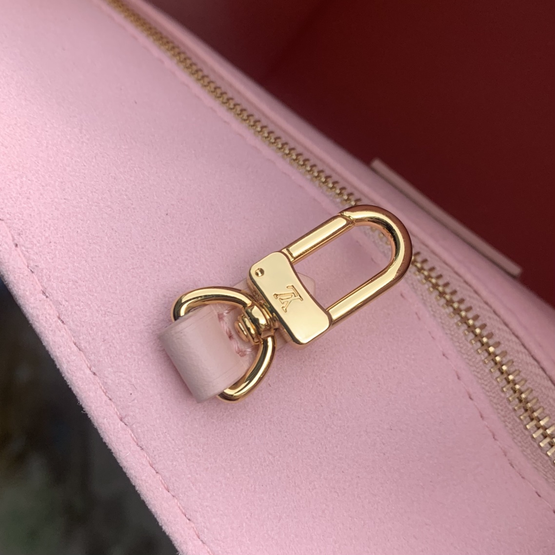 l0*is V*t0n onthego handbag-25*19*11.5 cm