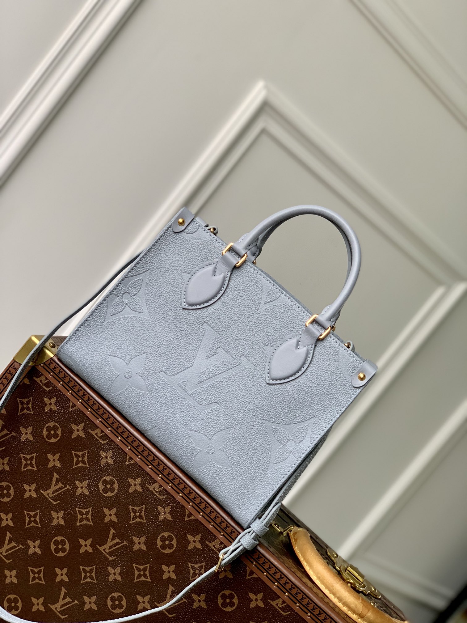 l0*is V*t0n onthego handbag-25*19*11.5 cm