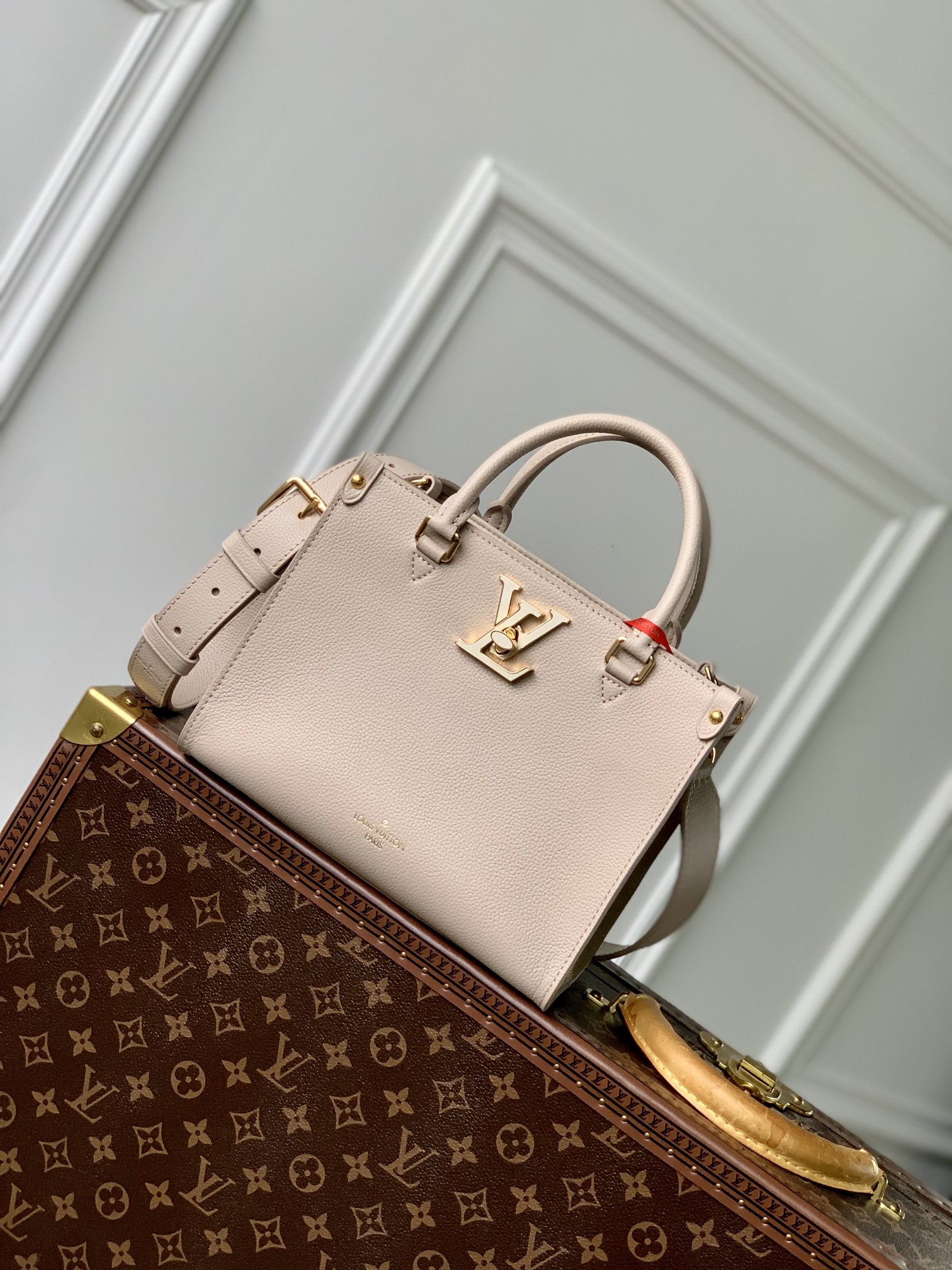 l0*is V*t0n lock and go handbag-24.5 x 19 x 10.5cm