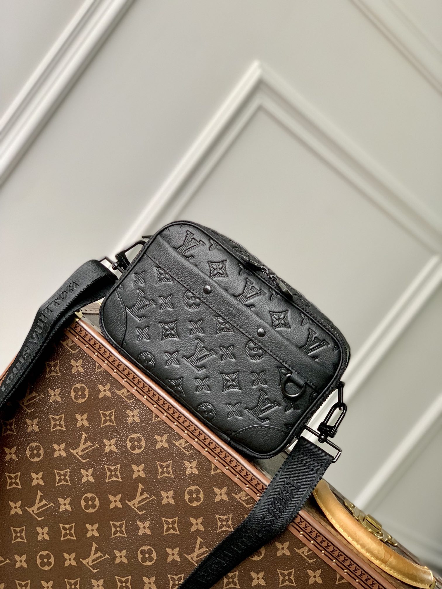 l0*is V*t0n alpha messenger bag- m46955-24 x 16 x 8cm