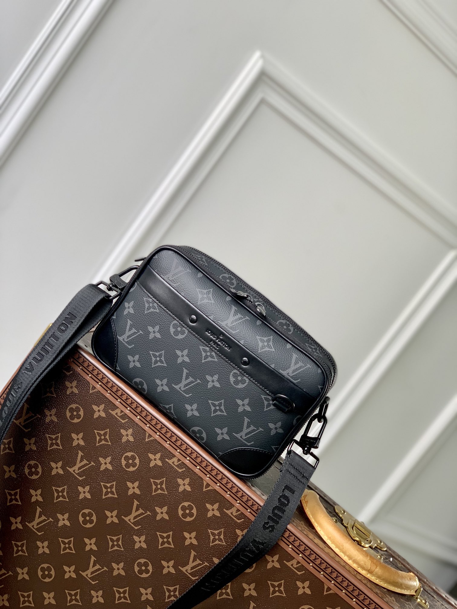 l0*is V*t0n alpha messenger bag- m46955-24 x 16 x 8cm