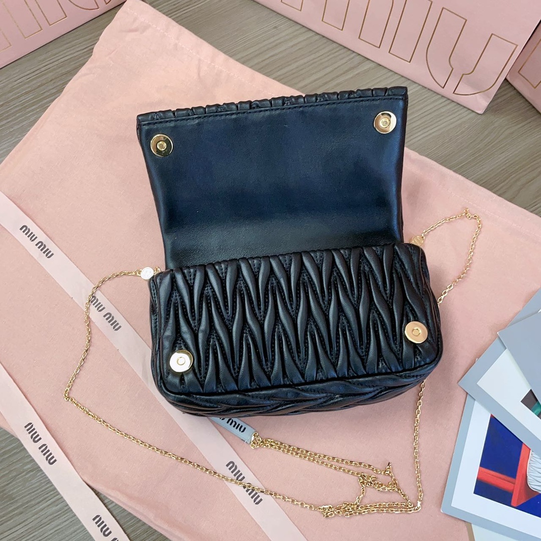 M*um*u leather matelassé mini shoulder bag-18 x9.5 x 4cm