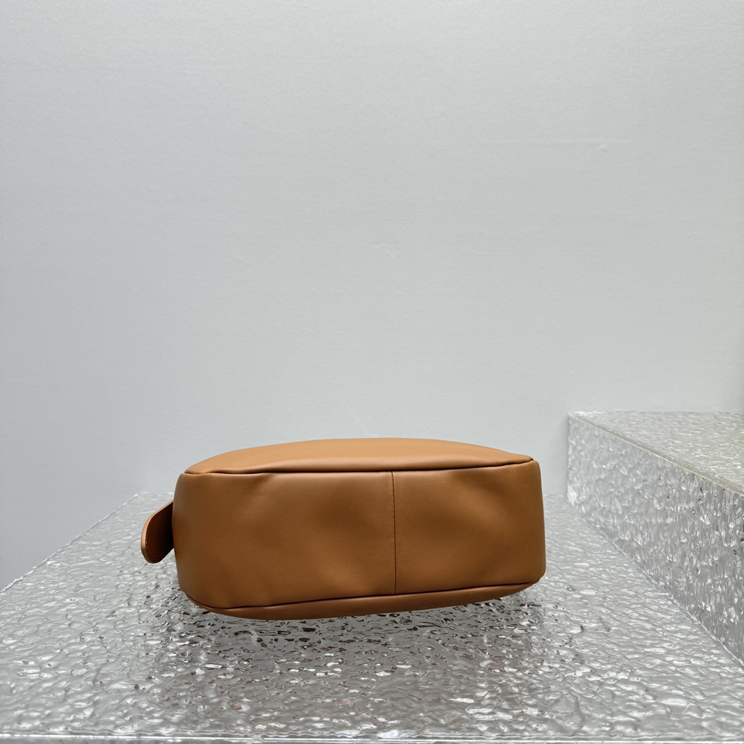 M*um*u black leather hobo bag-27*8*20cm