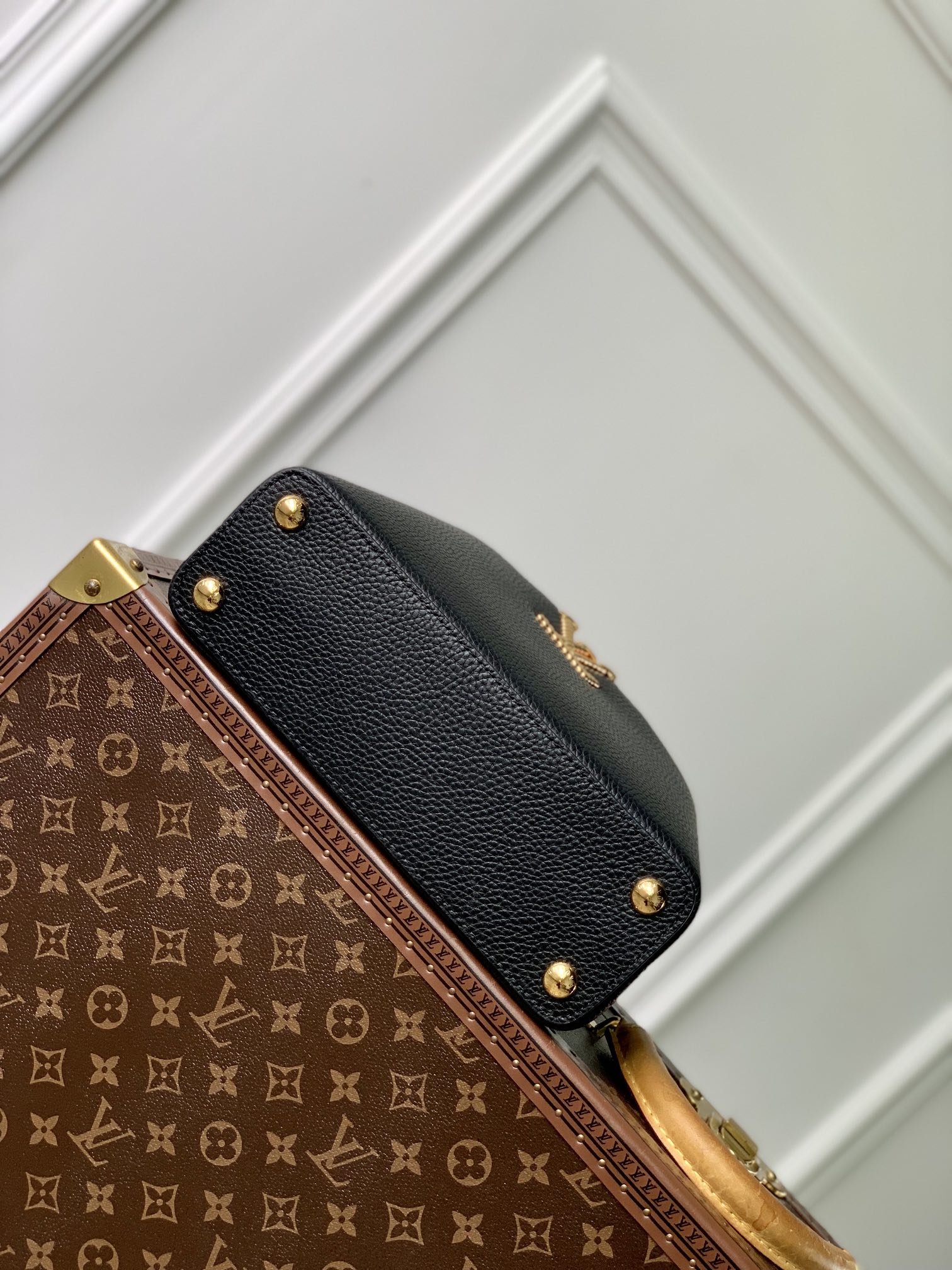l0*is V*t0n capucines handlebag