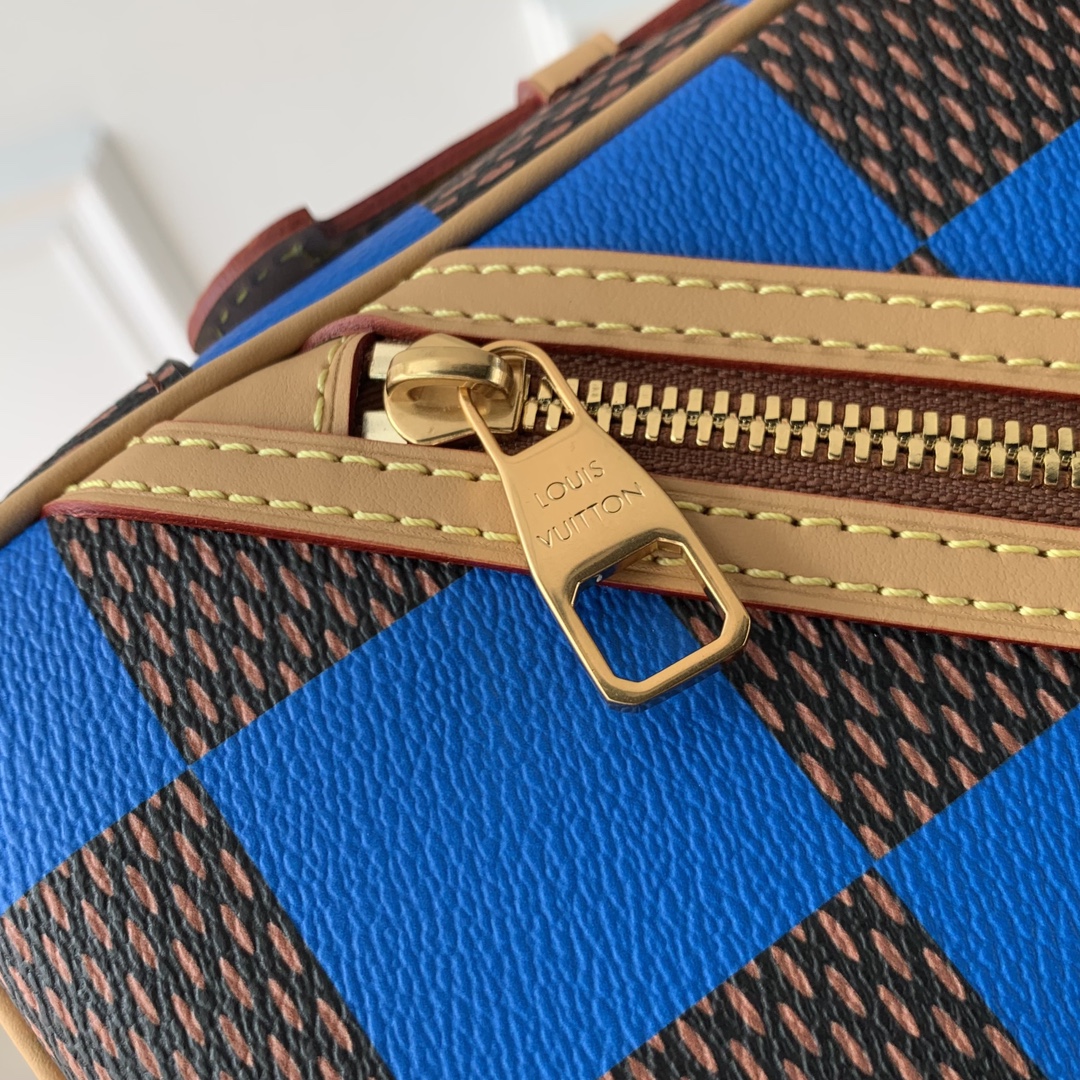 l0*is V*t0n chess messenger bag-24 x 24 x 8cm