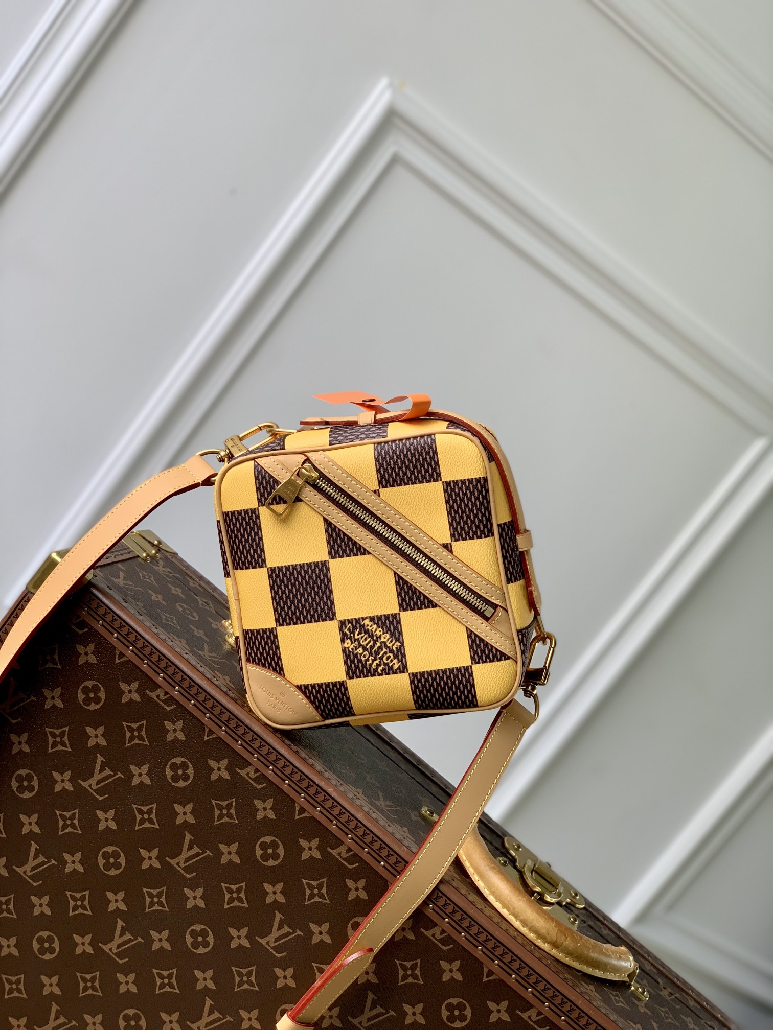 l0*is V*t0n chess messenger bag-24 x 24 x 8cm