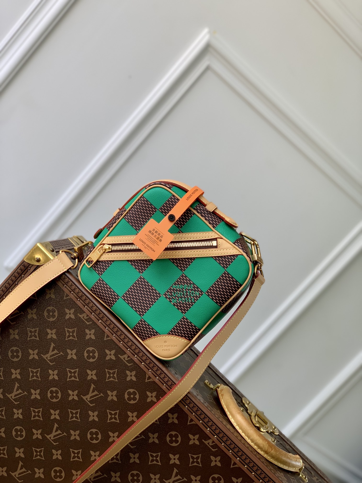l0*is V*t0n chess messenger bag-24 x 24 x 8cm