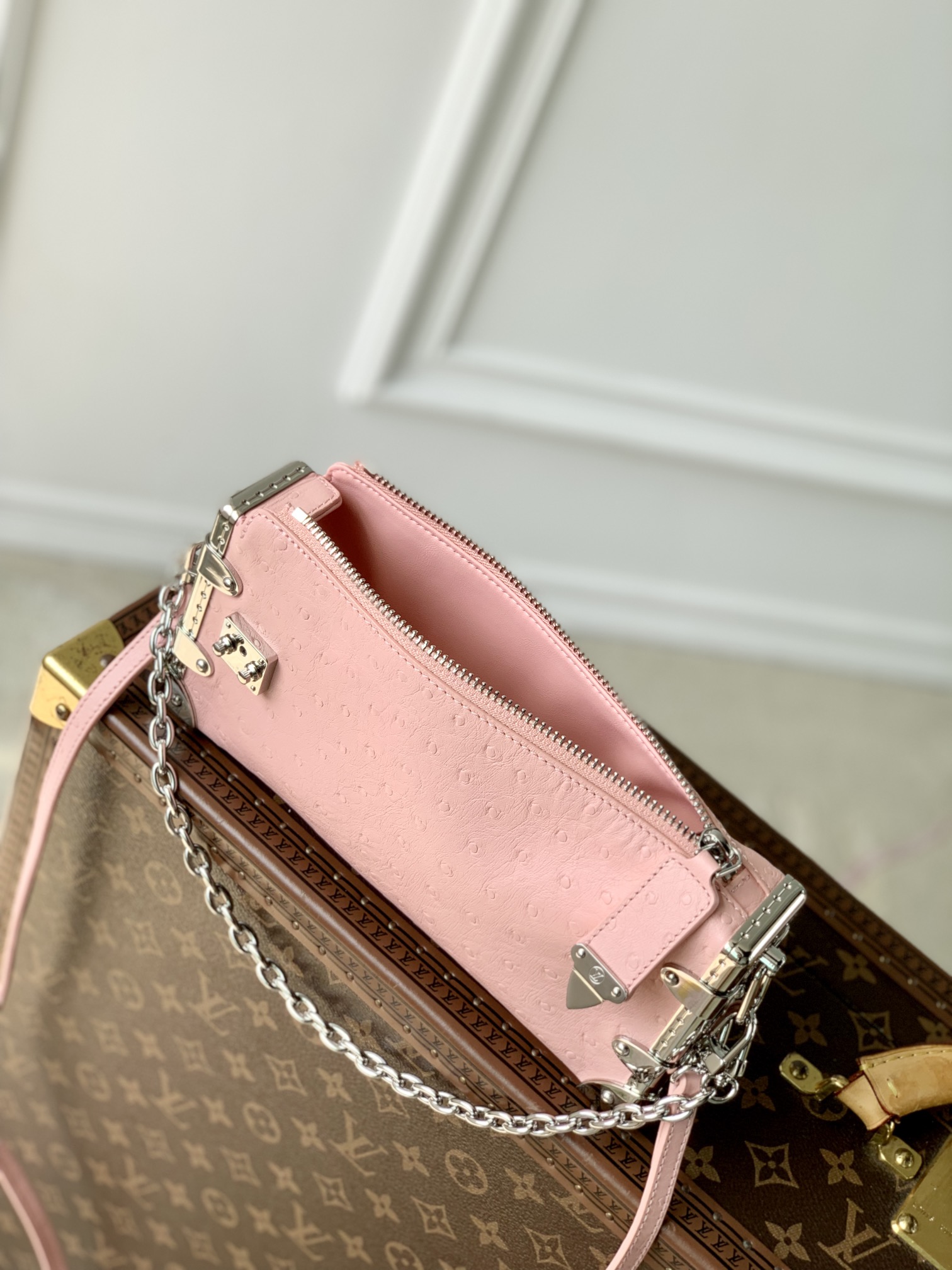 l0*is V*t0n slim trunk--m25445-23 x 12 x 4cm