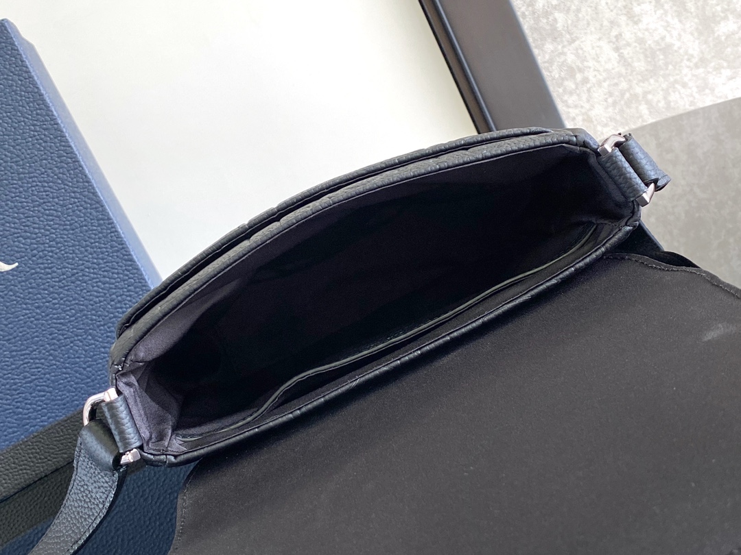 D*or men messenger bag-21 x 18 x 6cm