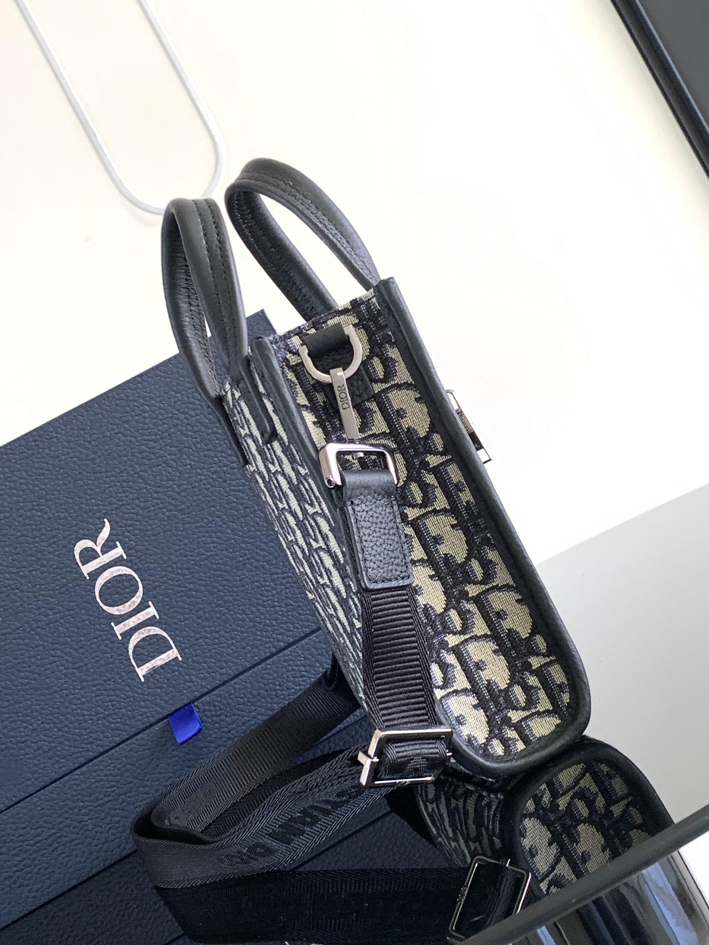 d*or safari Nor*h-south bag-14 x 19 x 6.5cm