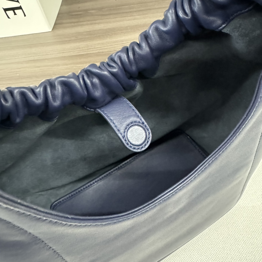 L0ew* squeeze bag-29*24*10.5cm